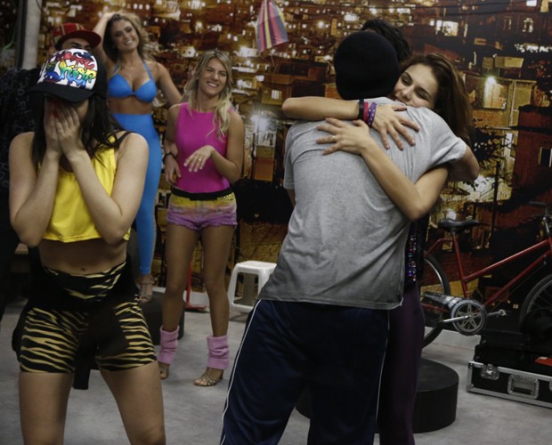 Bruno e Paloma se abraçam enquanto dançam (Foto: Fábio Rocha/TV Globo)