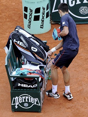 Novak Djokovic tênis Roland Garros final raquete banco (Foto: EFE)