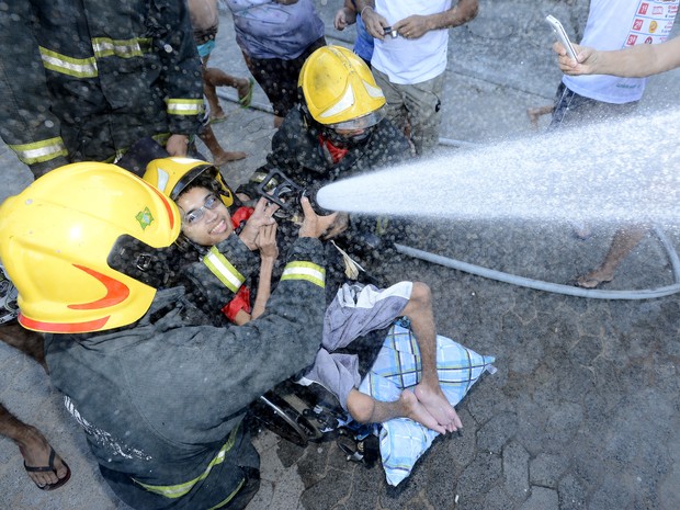 Marllon teve a oportunidade de usar a mangueira dos bombeiros (Foto: Bernardo Coutinho/ Jornal A Gazeta)