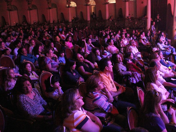 Grande público acompanhou a peça (Foto: Marcos Dantas/ G1 AM)