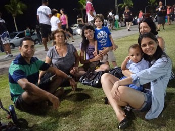 Família do pequeno Everton, de oito anos, que tem dificuldade de locomoção. (Foto: Katherine Coutinho/G1)