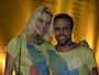 Roger Flores vai com a namorada a desfile de carnaval no Rio