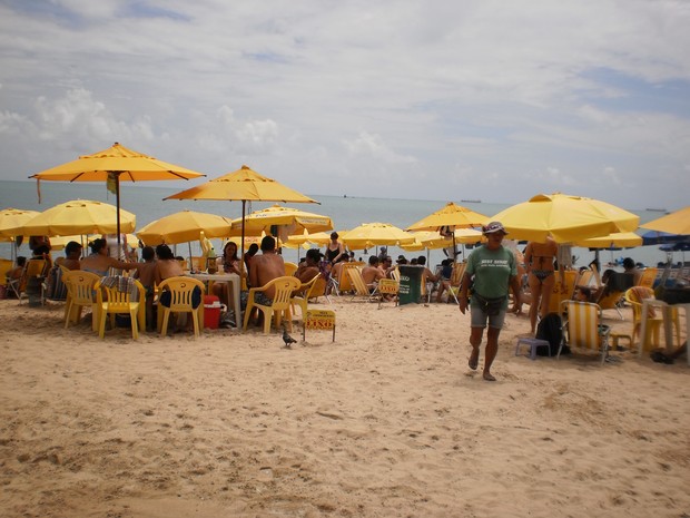 Barracas de praia  (Foto: Nívio Dorta/G1)