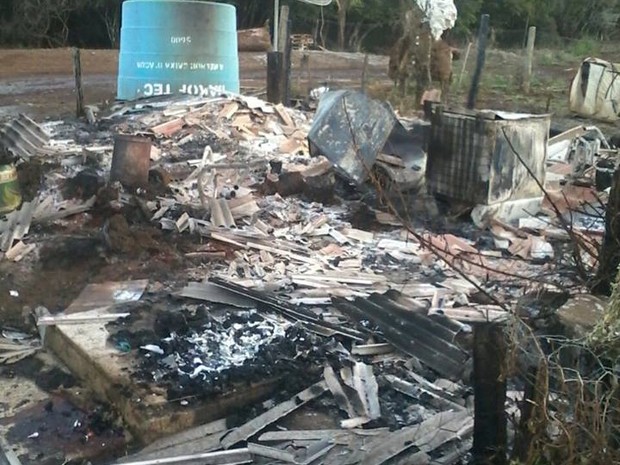 Polícia encontrou corpos depois de incêndio em casa (Foto: Blog do Elói Turvo)