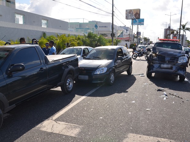 Uma viatura da Rondas Ostensivas Táticas Motorizadas (Rotam), da Polícia Militar, se envolvou em um acidente na Avenida Flávio Ribeiro Coutinho , no bairro de Manaíra, por volta das 15h30 desta sexta-feira (27). (Foto: Walter Paparazzo/G1)