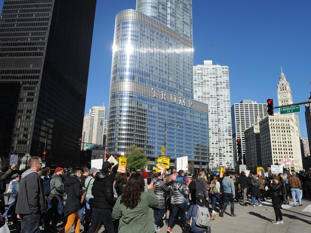 Protesto se encaminha para a Trump Tower de Chicago neste sábado (12) (Foto: Nova Safo/AFP)