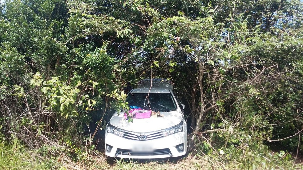 Carro foi roubado, achado em meio a um matagal, depois roubado pela segunda vez e mais uma vez recuperado (Foto: Divulgação/PM)