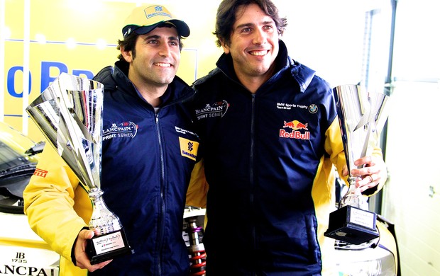 Sergio Jimenez e Cacá Bueno receberam o troféus de terceiro lugar da primeira etapa do Mundial de GT depois da cerimônia de pódio (Foto: Tony Hermann / Divulgação)
