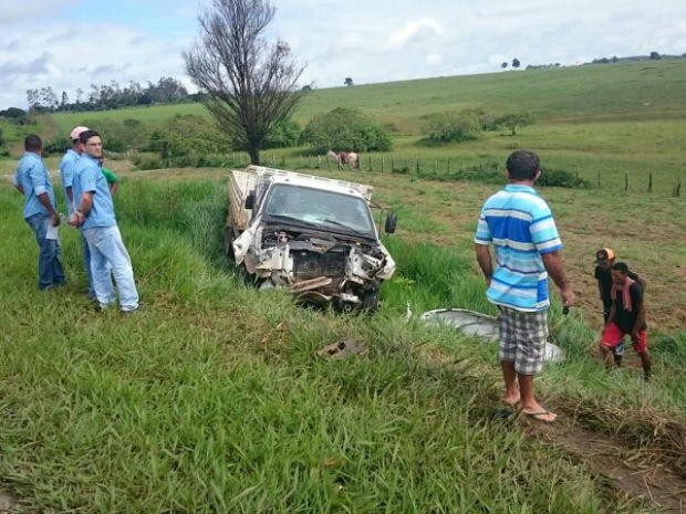 G1 Jovem morre após colisão entre carro e carreta na BR 101 diz PRF