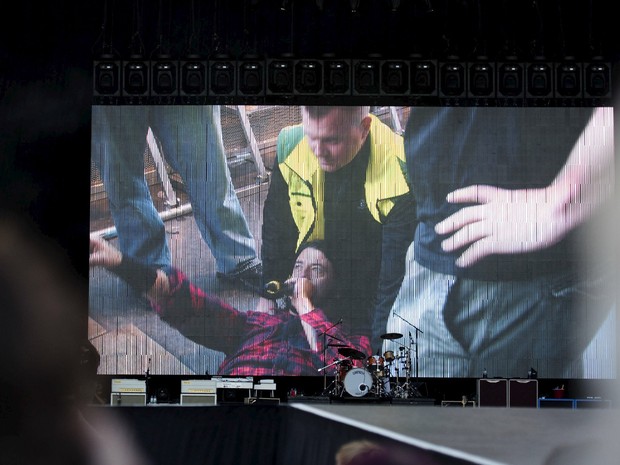 Dave Grohl, vocalista da banda americana Foo Fighters, é visto no telão depois de cair do palco durante show da banda em Gotemburgo, na Suécia (Foto: Erik Abel/TT News Agency/Reuters)