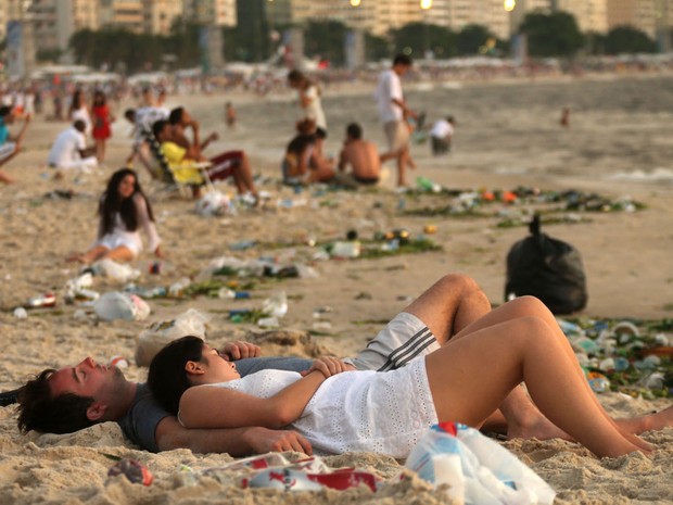 Casal dorme na areia de Copacabana no primeiro dia de 2014. (Foto: Fabio Motta/Estadão Conteúdo)