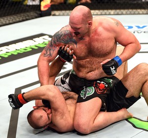 Timothy Johnson x Shamil Abdurakhimov, UFC Fight Night  (Foto: Josh Hedges / Getty Images)