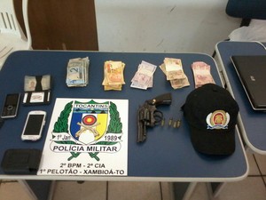 Produtos apreendidos com os assaltantes de supermercado de Xambioá (Foto: Polícia Militar/Divulgação)