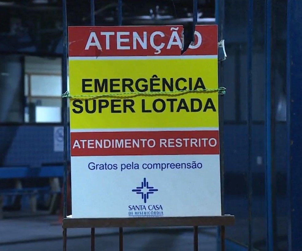Cartaz informa sobre atendimento restrito na Santa Casa (Foto: Reprodu&ccedil;&atilde;o/RBS TV)