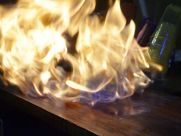 Drinque fica em chamas quando álcool é espirrado entorno do copo (Foto: Abinoan Santiago/G1)