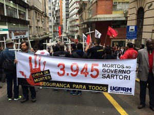 Ato, bloco, segurança pública, Porto Alegre, Rio Grande do Sul, 3.945 mortes, violência (Foto: Nathalia Fruet/RBS TV)