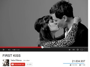 Vídeo mostra dez casais de desconhecidos se beijando pela primeira vez (Foto: Reprodução/YouTube)