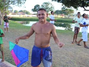 João Ferreira de Sousa, solta pipas desde criança  em Teresina. (Foto: Ellyo Teixeira/G1)