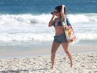 Carol Castro exibe boa forma em praia do Rio após nudez em 'Velho Chico'