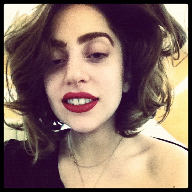 Lady Gaga posta foto com cabelo escuro e curtinho (Foto: Instagram)
