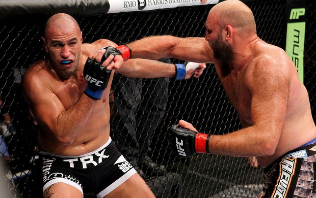 UFC 164  Ben Rothwell e Brandon Vera (Foto: Agência Getty Images)