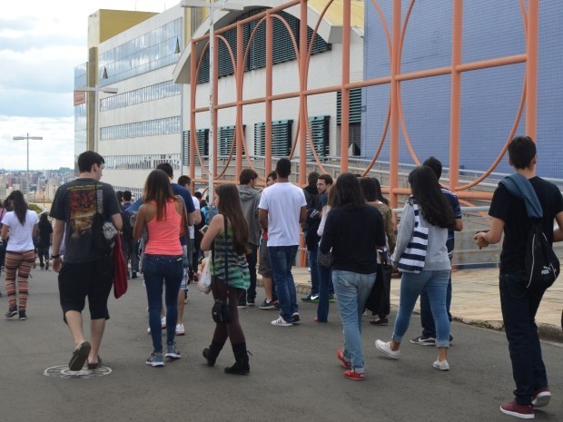 Candidatos chegando para o vestibular de inverno da Unesp em Campinas (Foto: G1 Campinas)