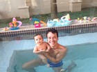 Rodrigo Faro posa com filha caçula em piscina: 'Delícia de domingo'
