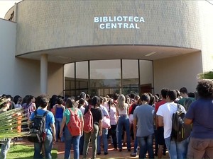 Estudantes da UFGD protestaram por mais segurança nesta terça-feira (Foto: Reprodução/ TV Morena)