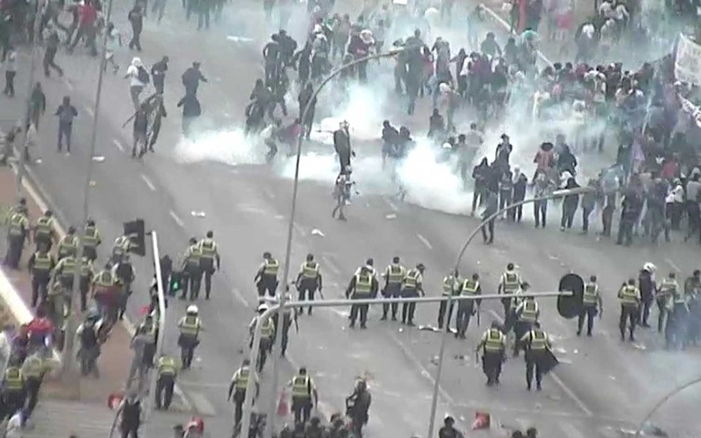 Fumaça de gás de pimenta durante conflito entre manifestantes e policiais militares em Brasília (Foto: Polícia Civil/Divulgação)