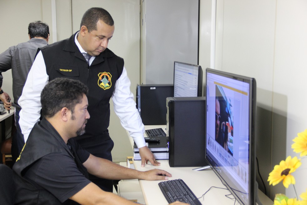 Funcionário e diretor do Detran verificam sistema de monitoramento de aulas (Foto: Detran-DF/Divulgação)
