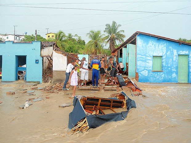 Moradores de Itagimirim (BA) ficam desabrigados após chuva forte (Foto: Rafael Amaral/ Blog Rastro 101 )