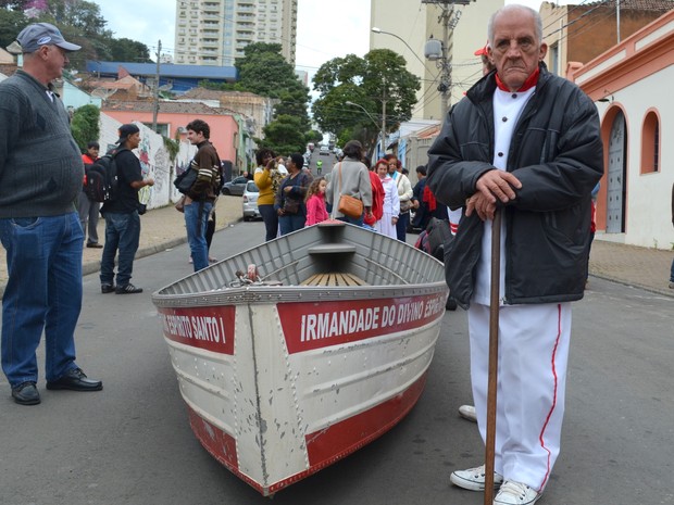 Caetano Provenzano participa da Congada do Divino Espírito Santo há 44 anos em Piracicaba  (Foto: Claudia Assencio/G1)