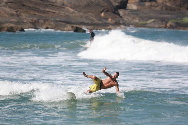  Paulinho Vilhena surfa na prainha (Foto: Dilson Silva / AgNews)