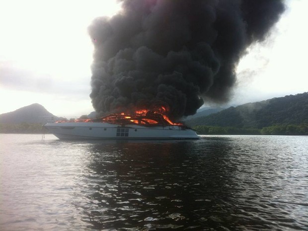 Embarcação pegou fogo em Bertioga nesta terça-feira (15) (Foto: Divulgação / Aconteceu em Bertioga)