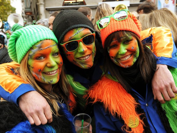 Mulheres comemoram o início da temporada de carnaval em Zurique (Foto: AP/Keystone,Steffen Schmidt)
