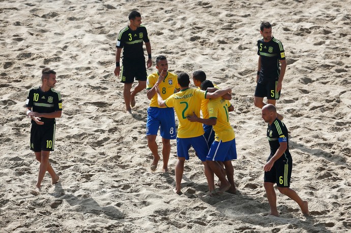 Brasileiros comemoram o primeiro gol, de Rodrigo, na vitória por 2 a 1 (Foto: FIFA/Getty Images) Brasileiros comemoram o primeiro gol, de Rodrigo, na vitória por 2 a 1 (Foto: FIFA/Getty Images)