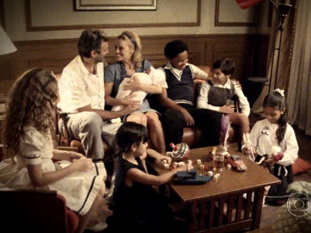 Iolanda e mundo com a família (Foto: Joia Rara/TV Globo)