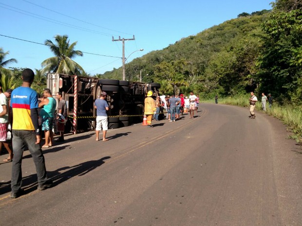 Caminhão tombou após a colisão com os dois carros de passeio (Foto: Carlos José/Site Voz  da Bahia)