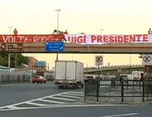 FRAME faixa protesto luigi presidente internacional (Foto: TV GLOBO)