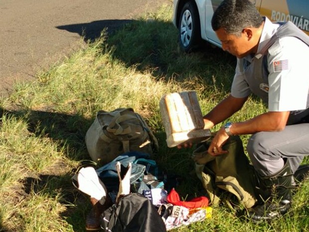 Droga estava escondida na bagagem da jovem, segundo pol&iacute;cia (Foto: Divulga&ccedil;&atilde;o/Pol&iacute;cia Rodovi&aacute;ria Estadual)