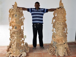 Ceramista Zé Pituca posa com uma de suas criações. (Foto: Divulgação / Secom-PB)
