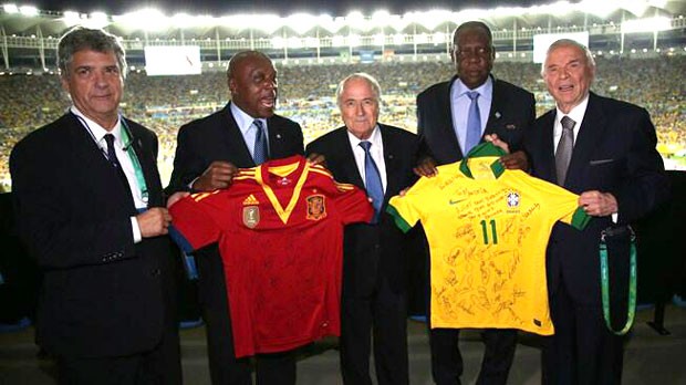 Blatter camisa Seleção autografada presente Mandela (Foto: Reprodução / Twitter)