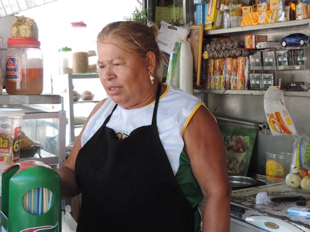 A comerciante Maria José reclama do seu plano (Foto: Katherine Coutinho / G1)