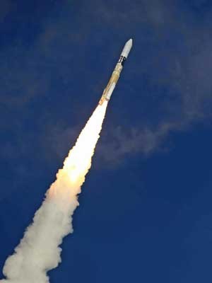 Sonda deverá pousar em asteroide em 2018, e voltar à Terra em 2020. (Foto: Jiji Press  / Via AFP Photo)