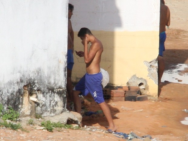 Presos são flagrados com armas brancas e celulares em Alcaçuz (Foto: José Aldenir)