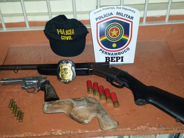 Arma e munições foram apreendidas na casa de dois suspeitos de coagir as testemunhas em Sairé (Foto: Divulgação/Polícia Civil)