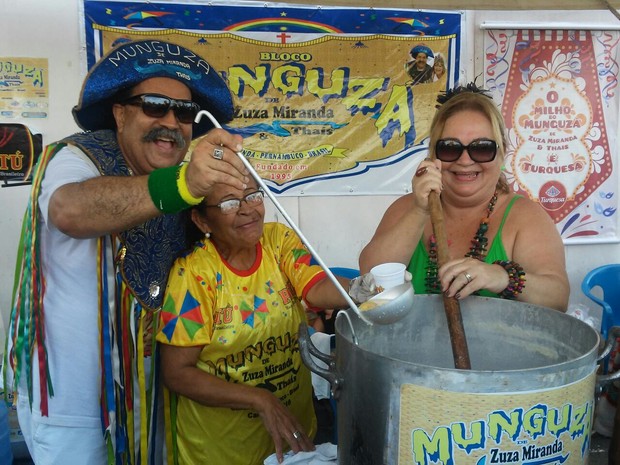 Zuza Miranda e Thaís preparam tradicional munguzá em Olinda (Foto: Marina Meireles/G1)