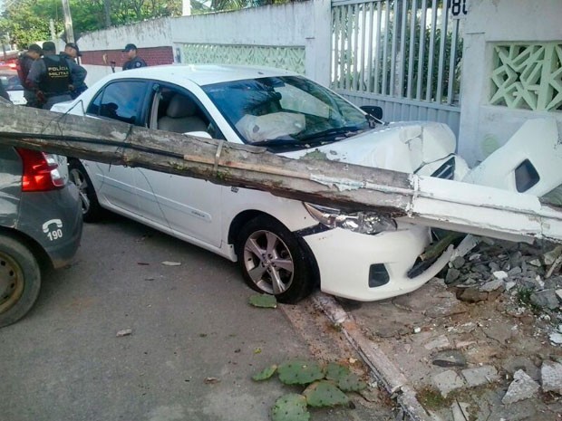 Assaltante bateu com o Corolla roubado após ser perseguido pela PM (Foto: Tenente João Santos/G1)