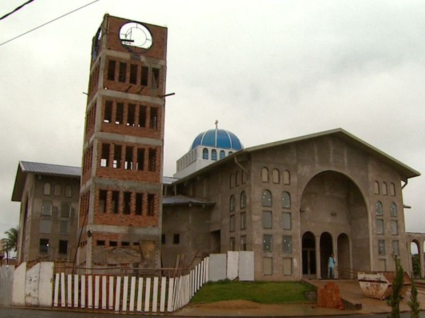 Torre da minibasílica mede 18 metros e precisa de um relógio (Foto: Maurício Glauco/EPTV)