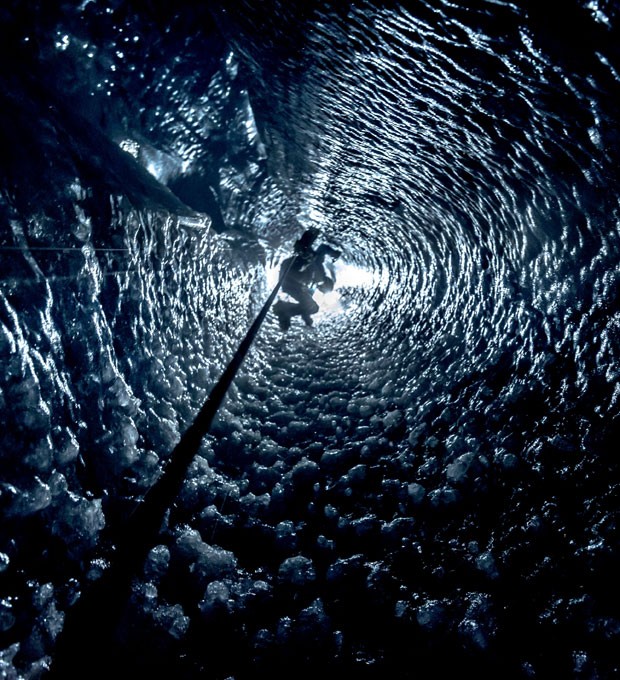Escalada em túnel de gelo com 30 metros de profundidade foi registrada na França (Foto: Alexandre Buisse/Caters News)